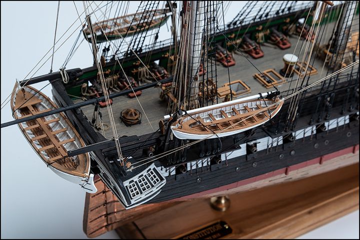 The deck seen from above, with boats and cannons